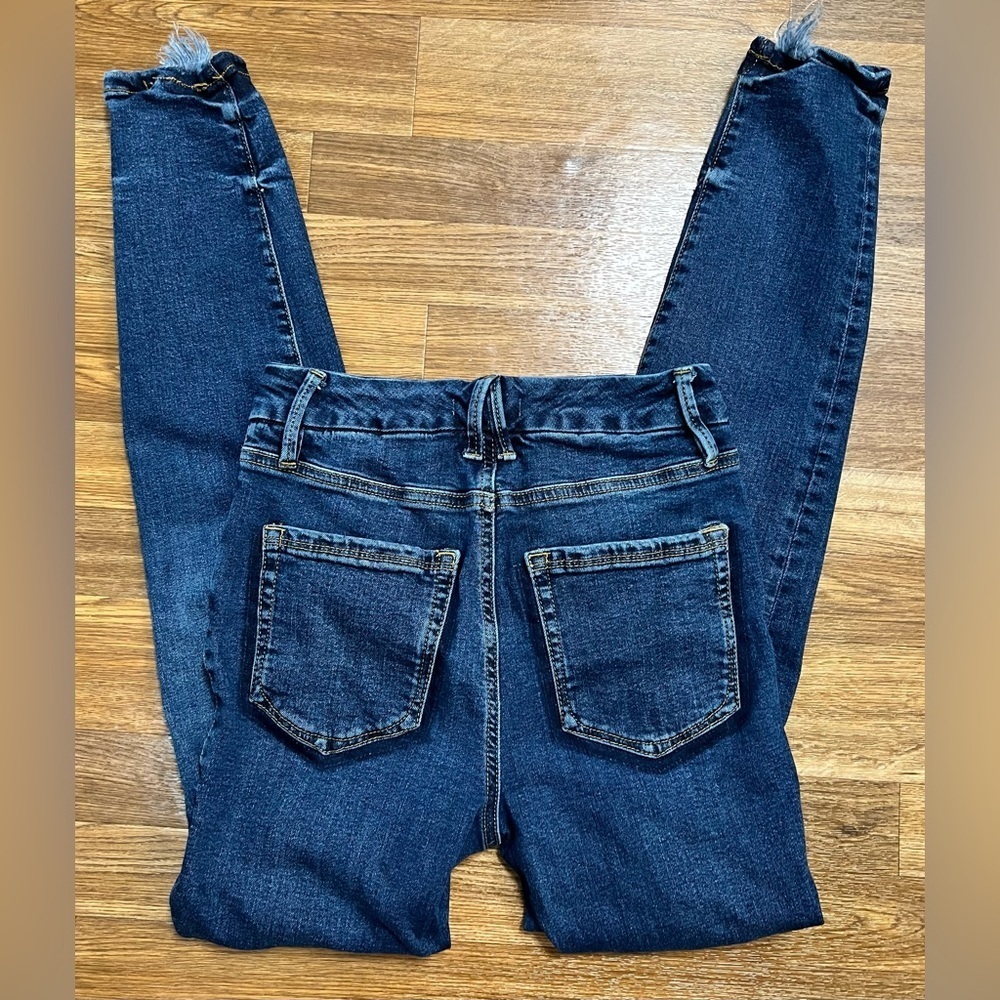 Good American dark wash distressed stretch skinny jeans. Organic cotton size 2 - Picture 7 of 8